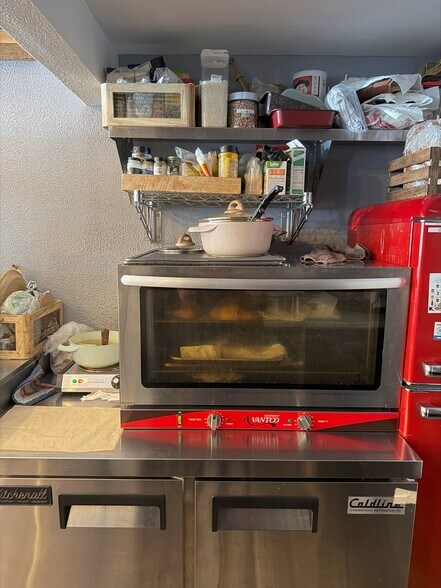 More Photos Of 86 Greenpoint Ave, Brooklyn Convenience Store For Lease