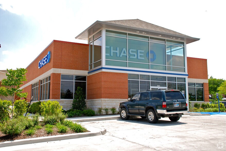 More Photos Of 6400 Skillman St, Dallas Bank For Lease