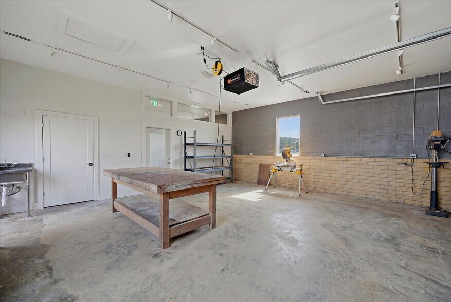 More Photos Of 118 W Chestnut St, Denison Office For Sale