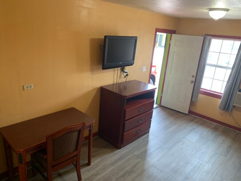 More Photos Of 1041 Westpoint Ave, Colorado City Hotel For Sale