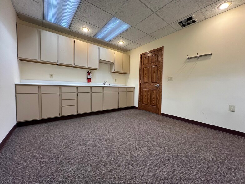 More Photos Of 7655 Five Mile Rd, Cincinnati Medical For Sale