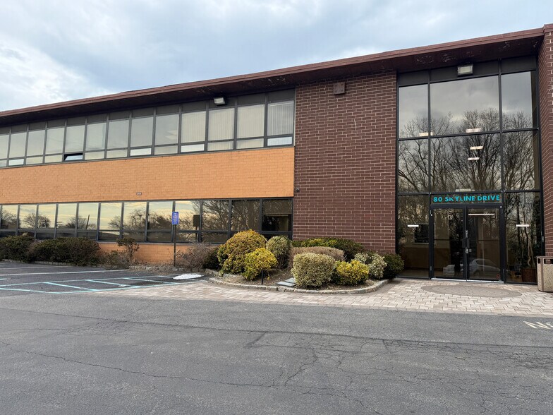 More Photos Of 80 Skyline Dr, Plainview Research And Development For Lease