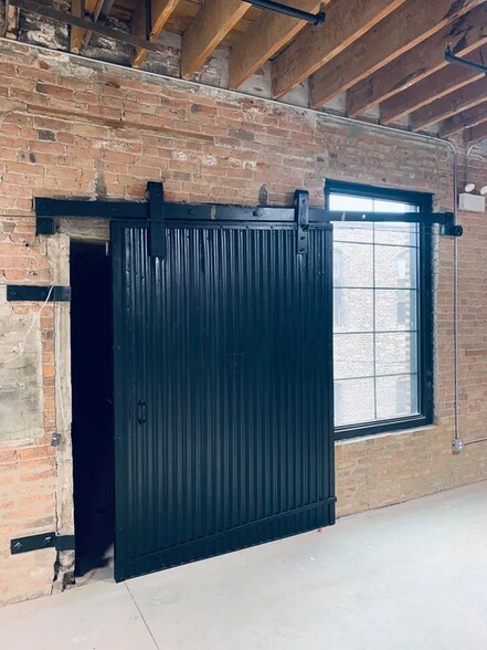 More Photos Of 2145 W Grand Ave, Chicago Showroom For Lease