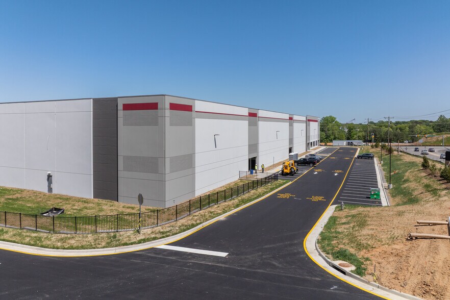 More Photos Of 10380 Cedar Ln, Glen Allen Warehouse For Lease