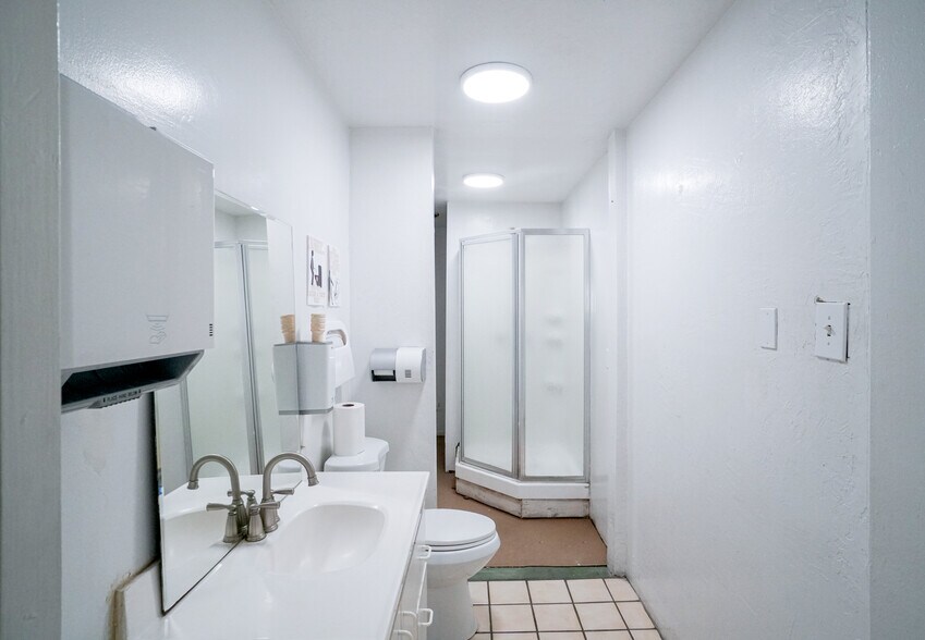 More Photos Of 13501 S Main St, Los Angeles Warehouse For Lease