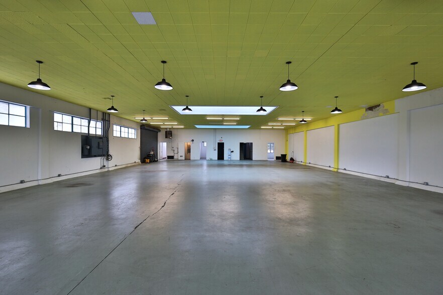 More Photos Of 253-255 S Laurel St, Ventura Warehouse For Lease
