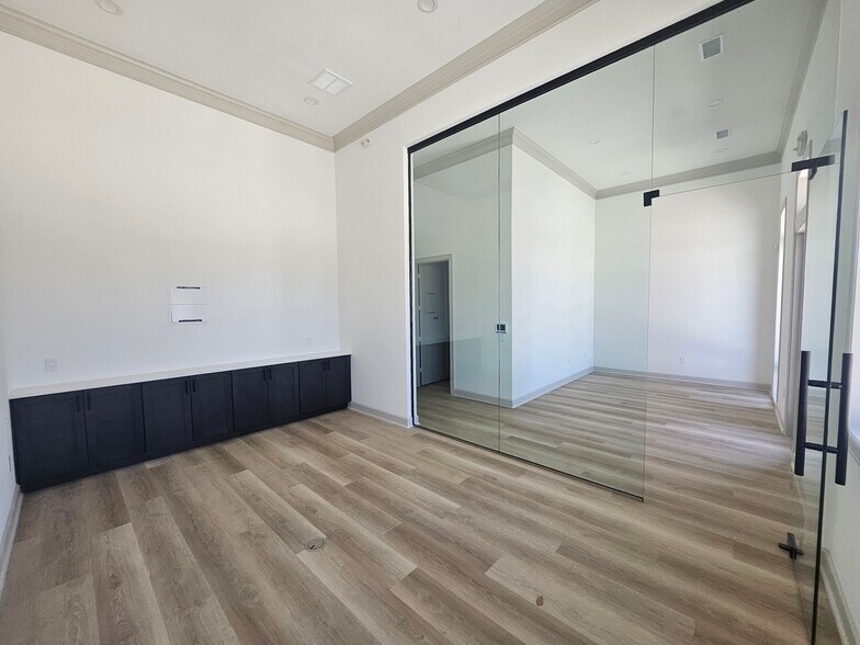 More Photos Of 1325 Main St, Katy Office For Sale