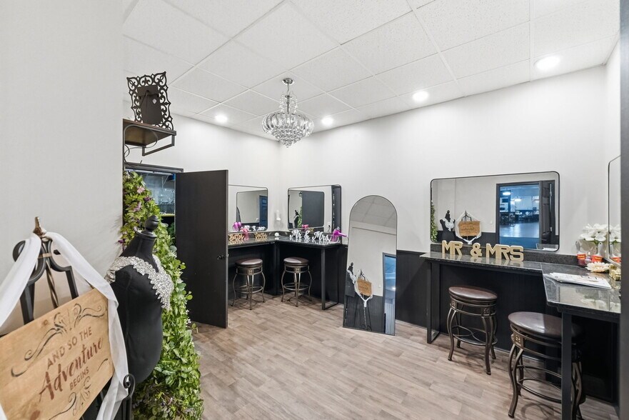 More Photos Of 691 S Main St W, Richmond Restaurant For Sale