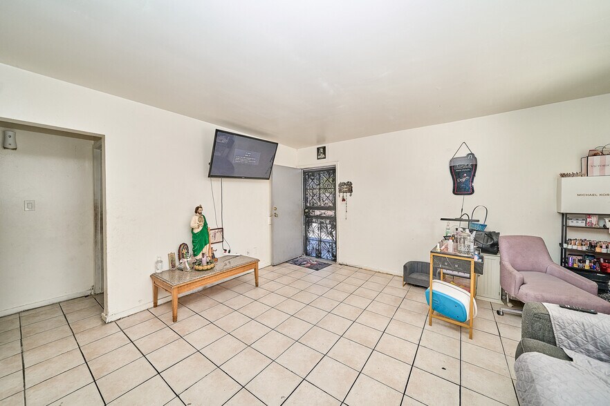 More Photos Of 2001 W Myrtle St, Santa Ana Apartments For Sale