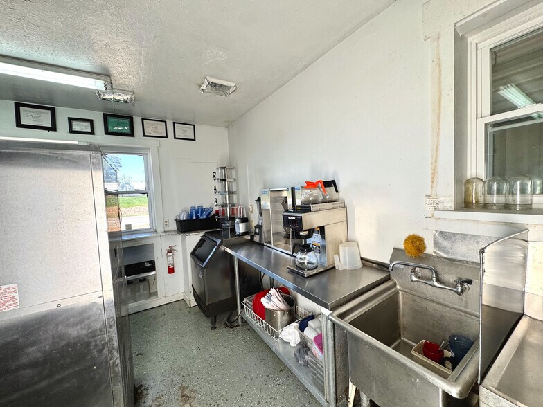 More Photos Of 19510 Leatherwood Rd, Salesville Freestanding For Sale