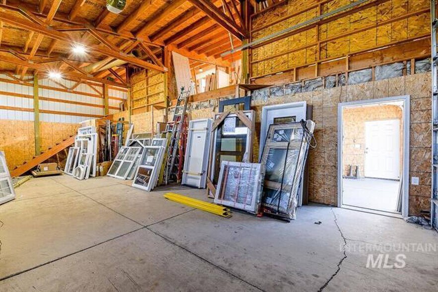More Photos Of 603 & 621 N Main St, Moscow Distribution For Sale