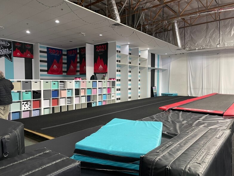 More Photos Of 7091 W Craig Rd, Las Vegas General Retail For Lease