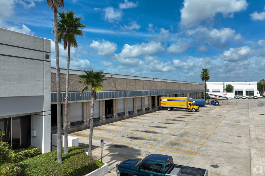 More Photos Of 7510-7540 S Presidents Dr, Orlando Warehouse For Lease