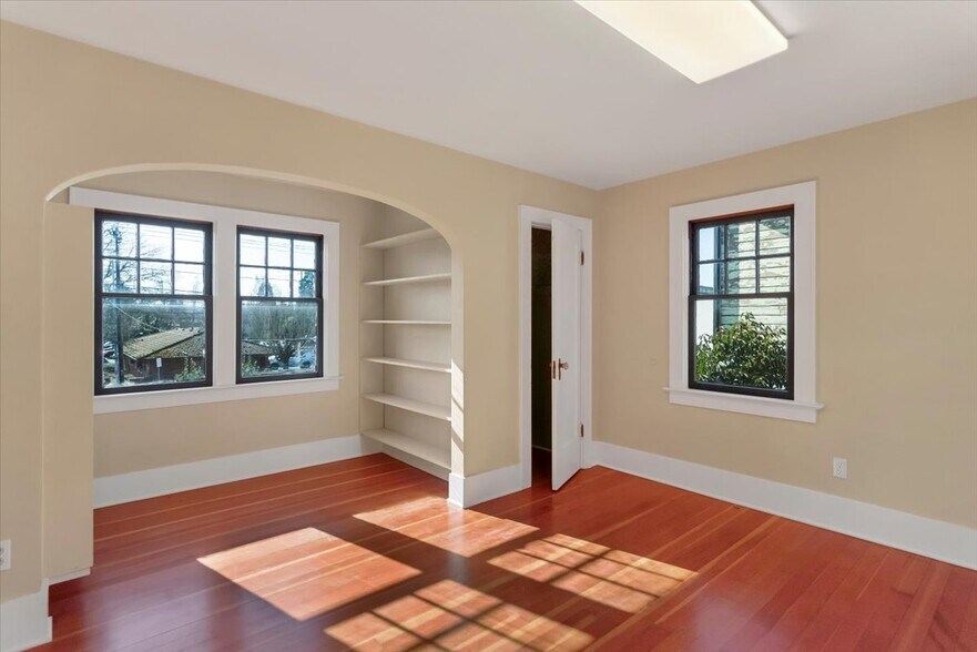 More Photos Of 1607 State St, Salem Office For Lease
