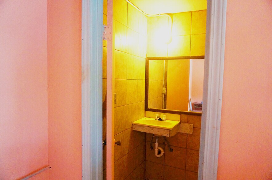 More Photos Of 2121 Kirk St, Houston Hotel For Sale