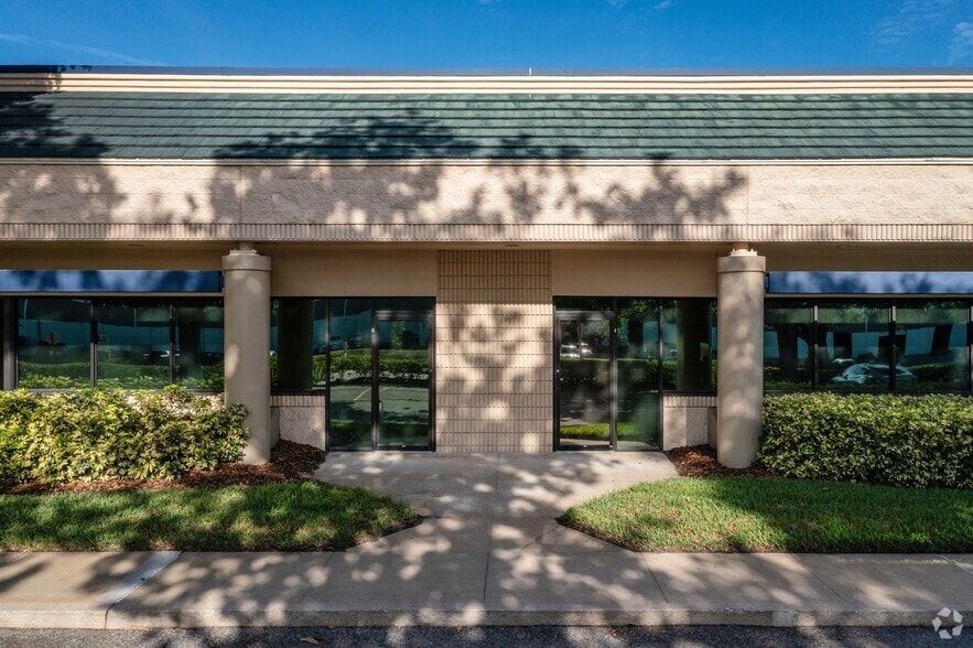 More Photos Of 7300-7356 Greenbriar Pky, Orlando Unknown For Lease