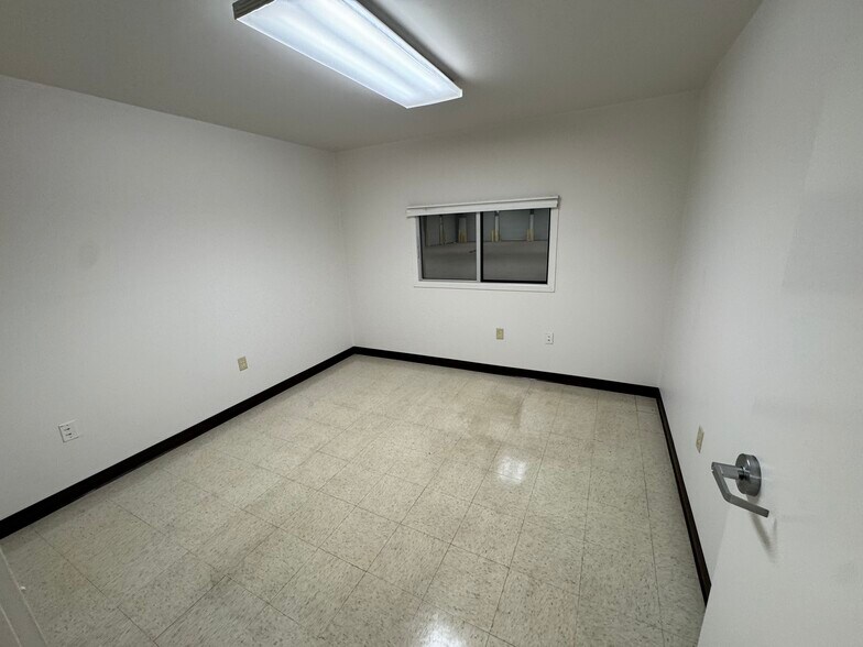 More Photos Of 16125 Business Pky, Hagerstown Service For Lease