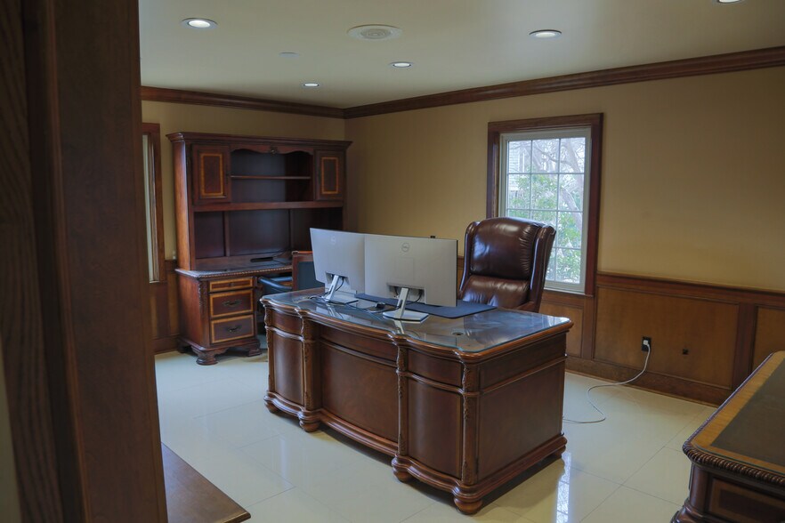 More Photos Of 1036 Oakhaven Rd, Memphis Medical For Sale