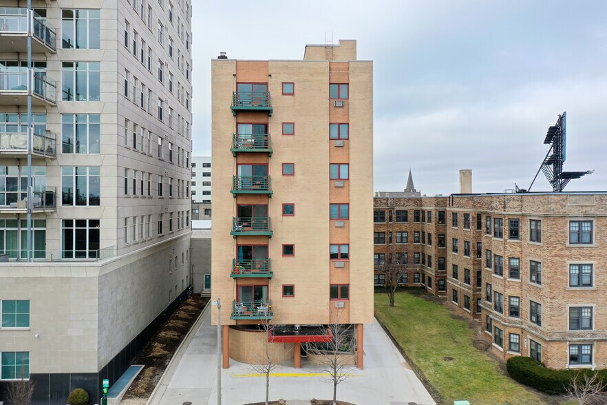 Primary Photo Of 1321 N Franklin Pl, Milwaukee Apartments For Sale