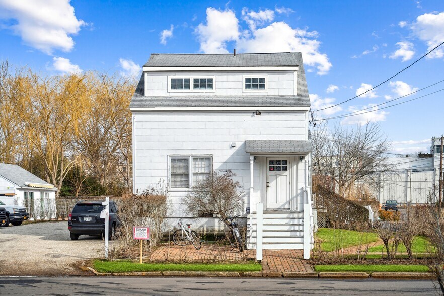 More Photos Of 23 Bridge St, Sag Harbor Freestanding For Sale