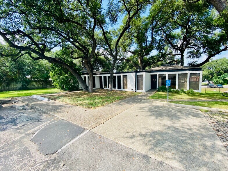 Primary Photo Of 1176 Business 35, New Braunfels Office For Sale