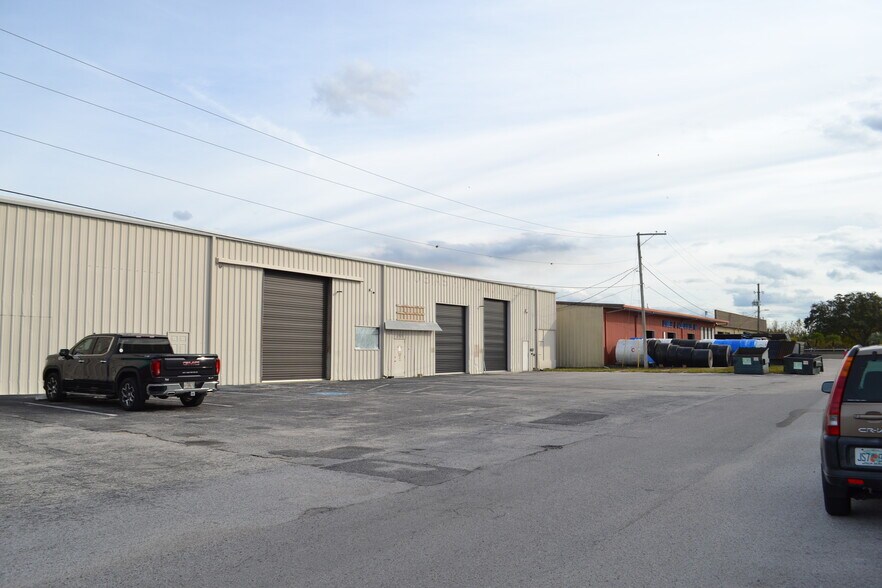 More Photos Of 2121-2123 Edgewood Dr, Lakeland Warehouse For Lease
