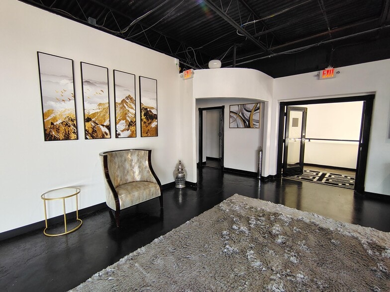 More Photos Of 802 Crosstimbers, Houston General Retail For Sale