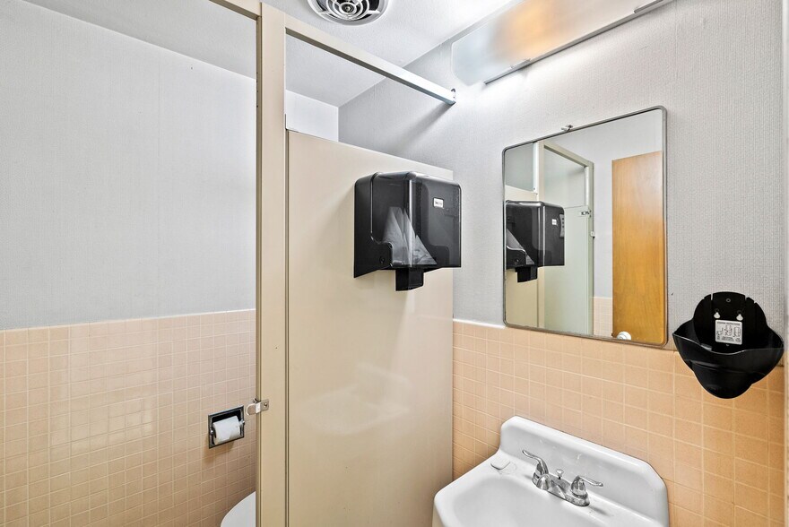 More Photos Of 1701 W Woodlawn Ave, San Antonio Religious Facility For Sale