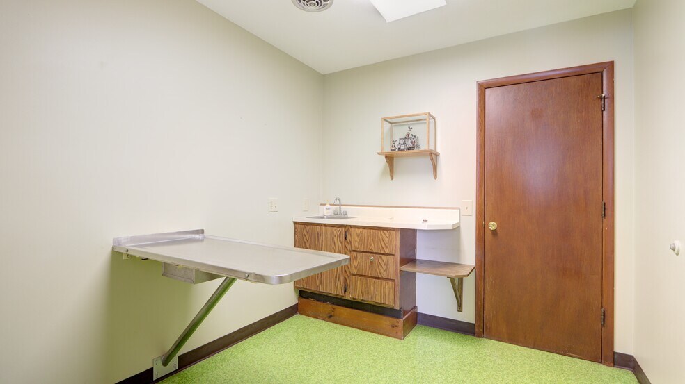 More Photos Of 762 Pre Emption Rd, Geneva Veterinarian Kennel For Sale