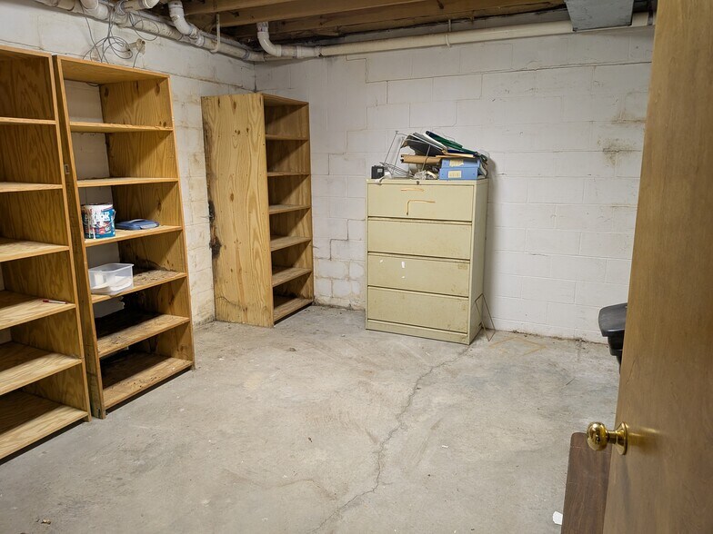 More Photos Of 380 Browns Ln, Coshocton Office For Lease