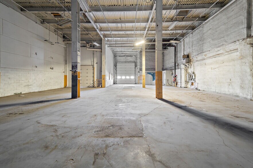 More Photos Of 35-75 Rue De L'acier, Coteau-du-lac Manufacturing For Sale