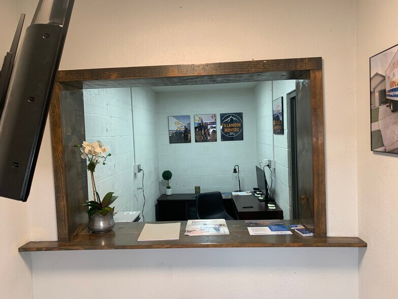More Photos Of 201 NE Polk Station Rd, Dallas Storefront Retail Office For Lease