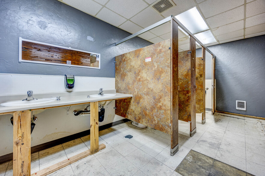 More Photos Of 206 N Benton St, Kennewick Warehouse For Lease