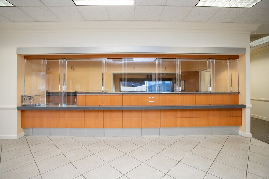 More Photos Of 3651 Greensboro Rd, Ridgeway Bank For Lease