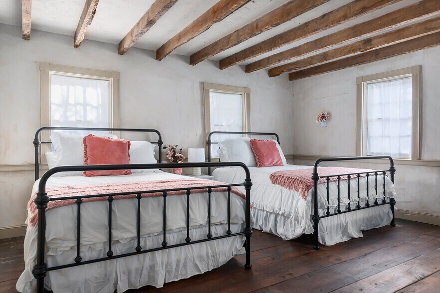 More Photos Of 104 E Austin St, Fredericksburg Storefront Retail Residential For Sale