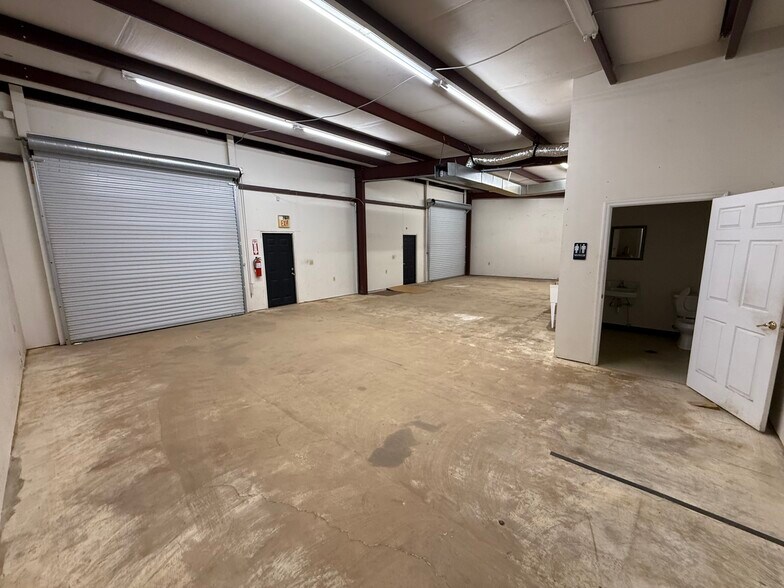 More Photos Of 1601 Spring Dr, Opelika Showroom For Lease