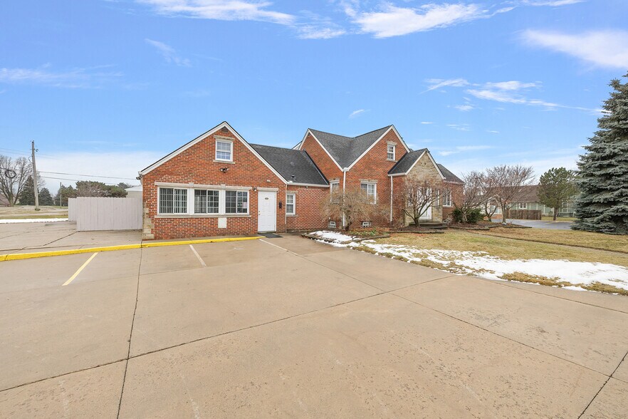 More Photos Of 18200 E 13 Mile Rd, Roseville Office For Sale