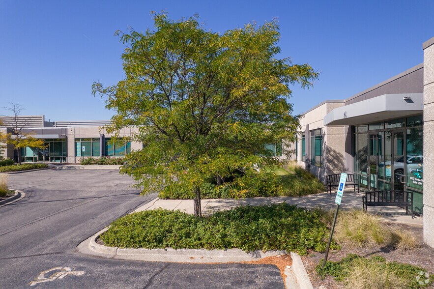 More Photos Of 2350 Ravine Way, Glenview Medical For Lease