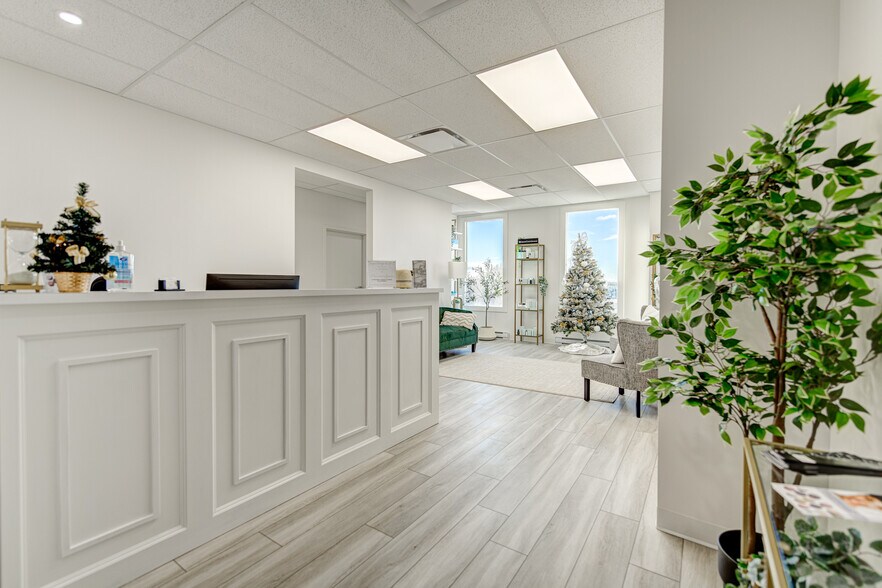 More Photos Of 1435 Boul Saint-Martin O, Laval Medical For Lease