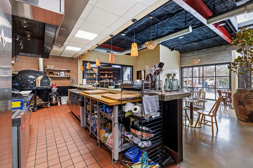 More Photos Of 940 S Alamo St, San Antonio Freestanding For Lease