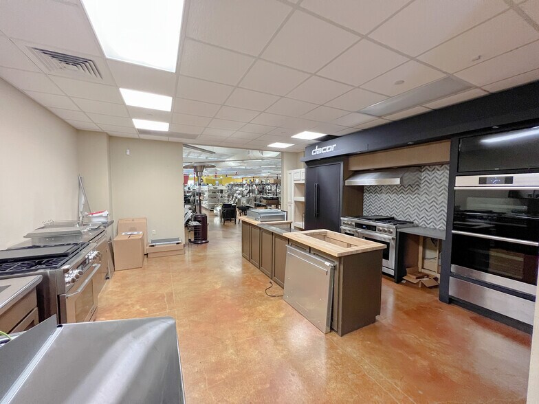 More Photos Of 17420 Highway 190 E, Hammond Showroom For Sale