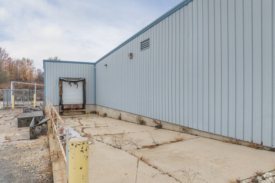 More Photos Of 740 Schneider Dr, South Elgin Manufacturing For Sale