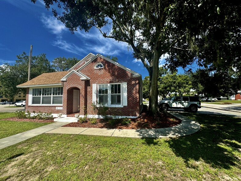 Primary Photo Of 605 S Pine St, Sebring Medical For Sale