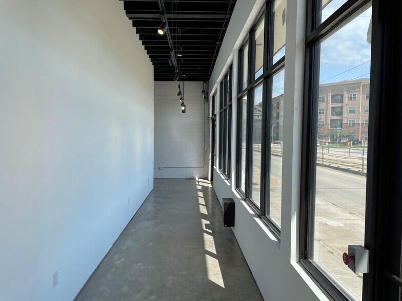 More Photos Of 1919 N Main St, Houston Storefront Retail Office For Lease