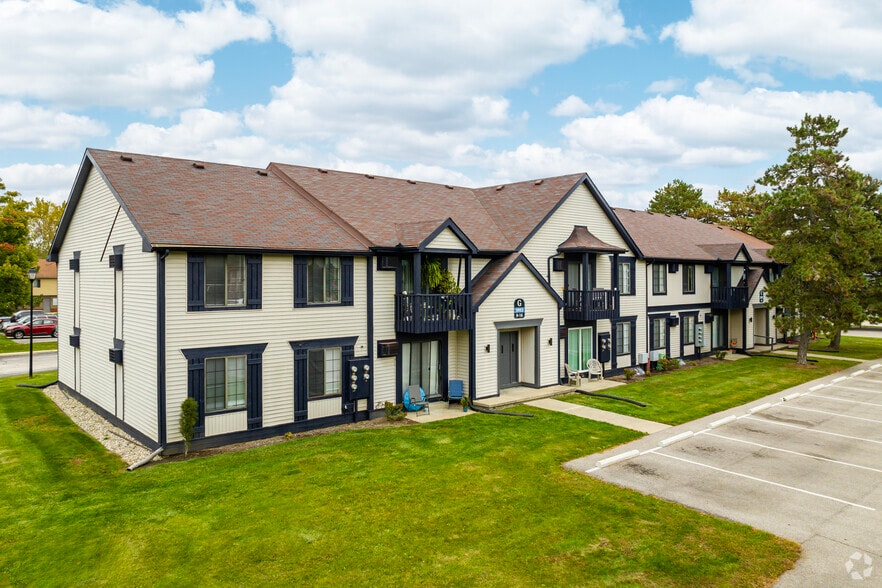 Primary Photo Of 5943 Walnut Cir E18, Toledo Apartments For Sale