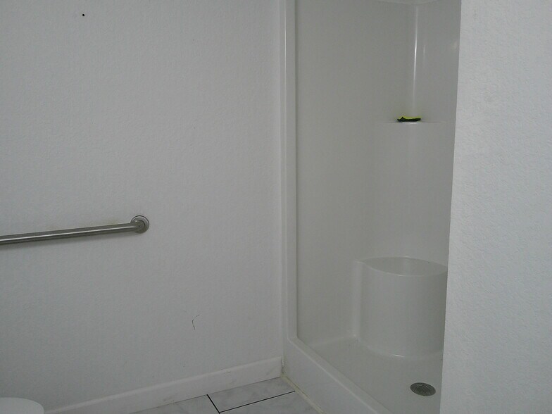 More Photos Of 970 McDonald St, Waycross Flex For Sale