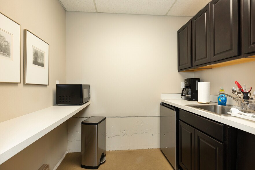 More Photos Of 8804 Roosevelt Way NE, Seattle Office For Sale