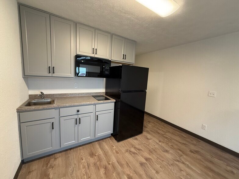 More Photos Of 2331 S Cedar St, Ottawa Apartments For Sale