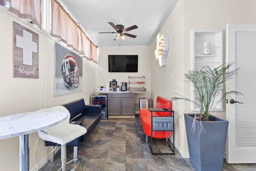 More Photos Of 601 Mary Lake Dr, Bryan Office Residential For Lease