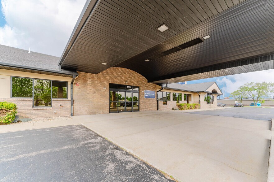 More Photos Of 1875 West Pointe Dr, Oshkosh Medical For Sale